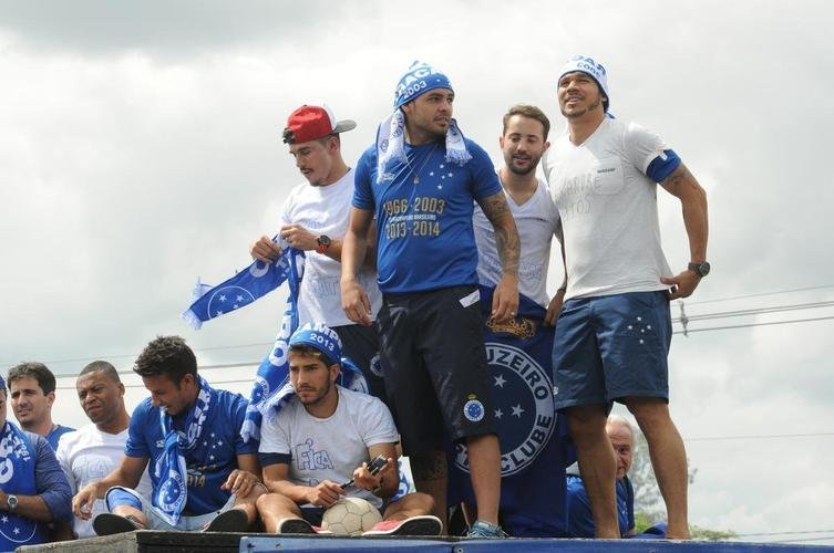 Antes do jogo com o Fluminense, em 7 de dezembro de 2014, jogadores do Cruzeiro desfilaram em carro aberto entre a Toca da Raposa II e o Mineiro, onde receberiam a taa de tetracampeo brasileiro. Uma multido azul tomou conta da Pampulha e festejou o quarto ttulo da Srie A. No jogo das faixas, a Raposa venceu o Tricolor por 2 a 1.