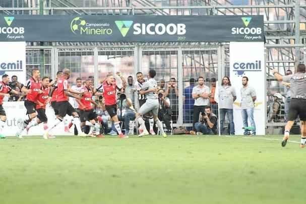 Elias recebeu passe de Cazares pela direita e marcou o segundo do Atltico: 2 a 1