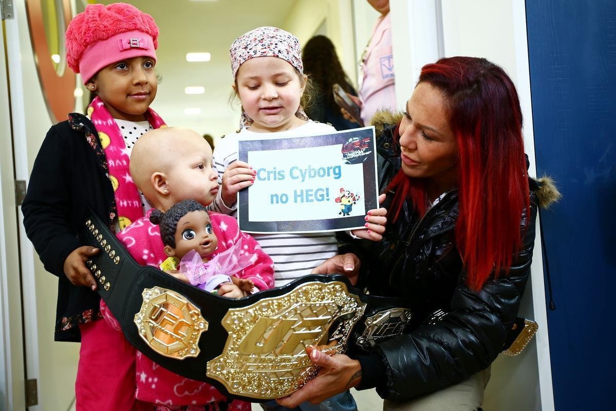 Cris Cyborg em visita a crianas no Hospital Erasto Gaertner, em Curitiba