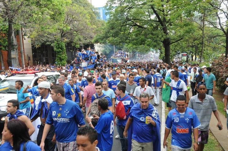 Depois de vencer o Vitria por 3 a 1 no Barrado, em Salvador, na noite de 13 de novembro de 2013, e confirmar o tricampeonato brasileiro, o Cruzeiro desembarcou em Confins numa quinta-feira e foi recebido por milhares de pessoas nas ruas de Belo Horizonte. O elenco desfilou em carro pela Avenida Antnio Carlos, pela Avenida Afonso Pena, no Centro, e foi em direo  sede do Barro Preto. Esta, sem dvida, foi a festa que envolveu o maior nmero de pessoas na capital mineira.