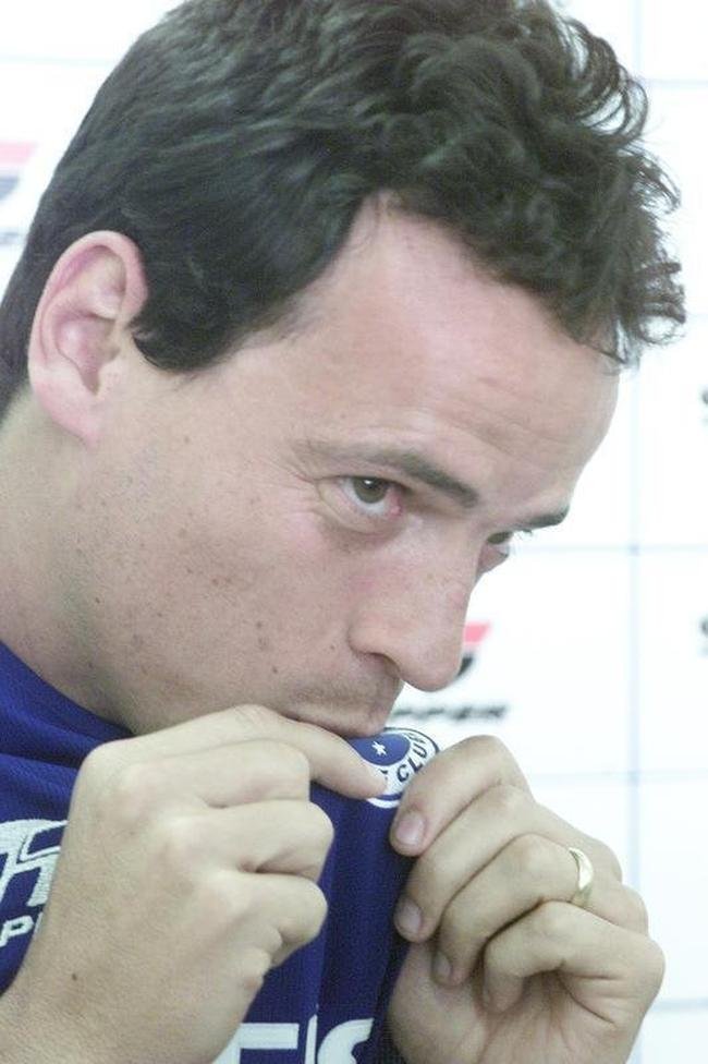 Fernando Diniz foi contratado como jogador pelo Cruzeiro em agosto de 2004. O ex-meia teve uma curta passagem pela equipe celeste, com apenas oito partidas, sem balanar as redes