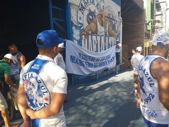 Fotos do protesto da torcida organizada Máfia Azul em frente à sede administrativa do Cruzeiro