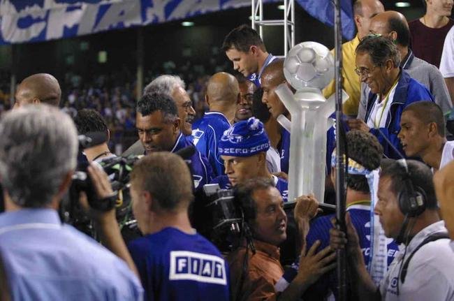 Em junho de 2003, o Cruzeiro deu o segundo passo para alcan�ar a in�dita Tr�plice Coroa. No dia 11 daquele m�s, no Mineir�o, o time dirigido por Vanderlei Luxemburgo conquistou a Copa do Brasil ao derrotar o Flamengo por 3 a 1. Os gols foram de Deivid, Aristiz�bal e Luis�o. Alex n�o marcou, mas voltou a dar show em campo, assim como j� havia feito no empate por 1 a 1 no duelo de ida, no Maracan�, quando fez gol de letra. Aquele foi o quarto t�tulo celeste no torneio de mata-matas e deu ainda mais confian�a ao elenco para tamb�m faturar o Brasileir�o no segundo semestre de 2003.