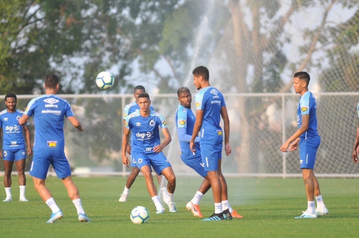 Fotos do primeiro treino de Abel Braga na Toca da Raposa II. Tcnico foi apresentado pelo Cruzeiro neste sbado e dirigir a equipe na segunda, s 20h, diante do Gois, no Serra Dourada, pela 22 rodada do Campeonato Brasileiro