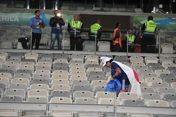 Depois do empate entre Japo e Equador, por 1 a 1, pela Copa Amrica, um torcedor japons deu um bom exemplo aos brasileiros. Com pacincia, ele recolheu lixo em vrios pontos do setor em que se encontrava no Mineiro. Na Copa de 2014, no Brasil, os nipnicos j haviam mostrado civilidade ao mundo ao limpar arquibancadas e vestirios dos estdios.