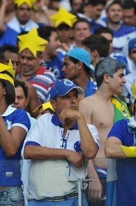 Torcida cruzeirense comea a festa dentro do estdio antes da partida decisiva contra o Grmio