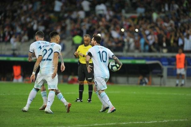 Fotos do duelo entre Argentina e Paraguai, no Mineiro, pela Copa Amrica