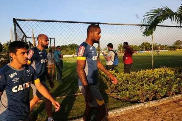 Depois de invaso de torcida organizada, jogadores trabalharam normalmente. Ded foi entregue  preparao fsica, assim como volante Marciel. Time enfrenta o Vitria na quarta-feira pela Copa do Brasil