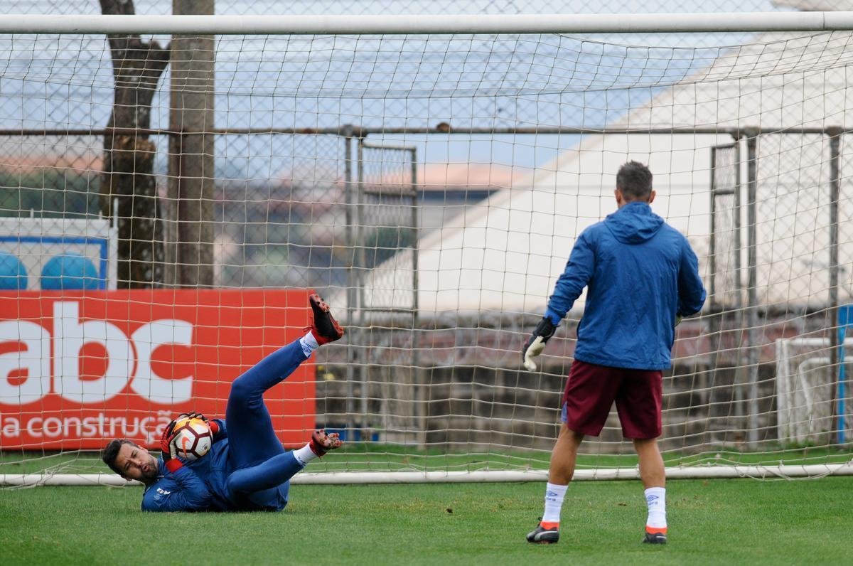 Cruzeiro treinou na tarde desta segunda-feira, na Toca da Raposa II, e embarcou para Buenos Aires horas depois. Na quarta, time enfrenta o Boca Juniors, na Bombonera, pela Copa Libertadores. O meia Arrascaeta, com dores na coxa esquerda, no viajou com a delegao. Tambm ficaram em Belo Horizonte o meia Mancuello e o atacante Sass.