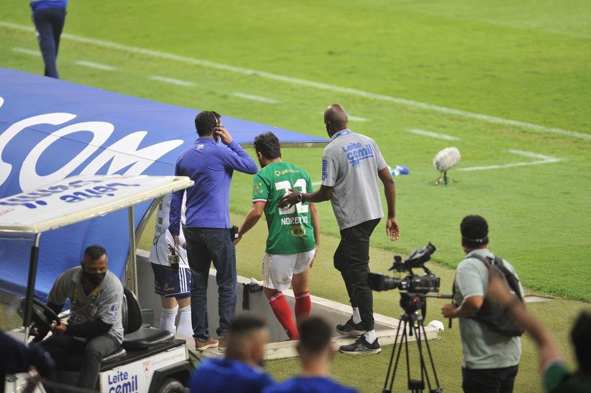 Fotos do jogo entre Cruzeiro e Confiana pela Srie B. Jogo  em Belo Horizonte marcou a volta da torcida cruzeirense ao Mineiro aps meses de ausncia devido  pandemia da COVID-19