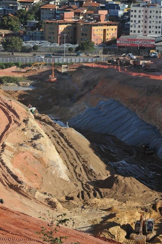 08/07/2020 - Novas fotos da obra de construo da Arena MRV, do Atltico, no bairro Califrnia, em Belo Horizonte. Tratores trabalham a todo vapor no local em etapa de terraplanagem. (Alexandre Guzanshe/EM/D. A Press)