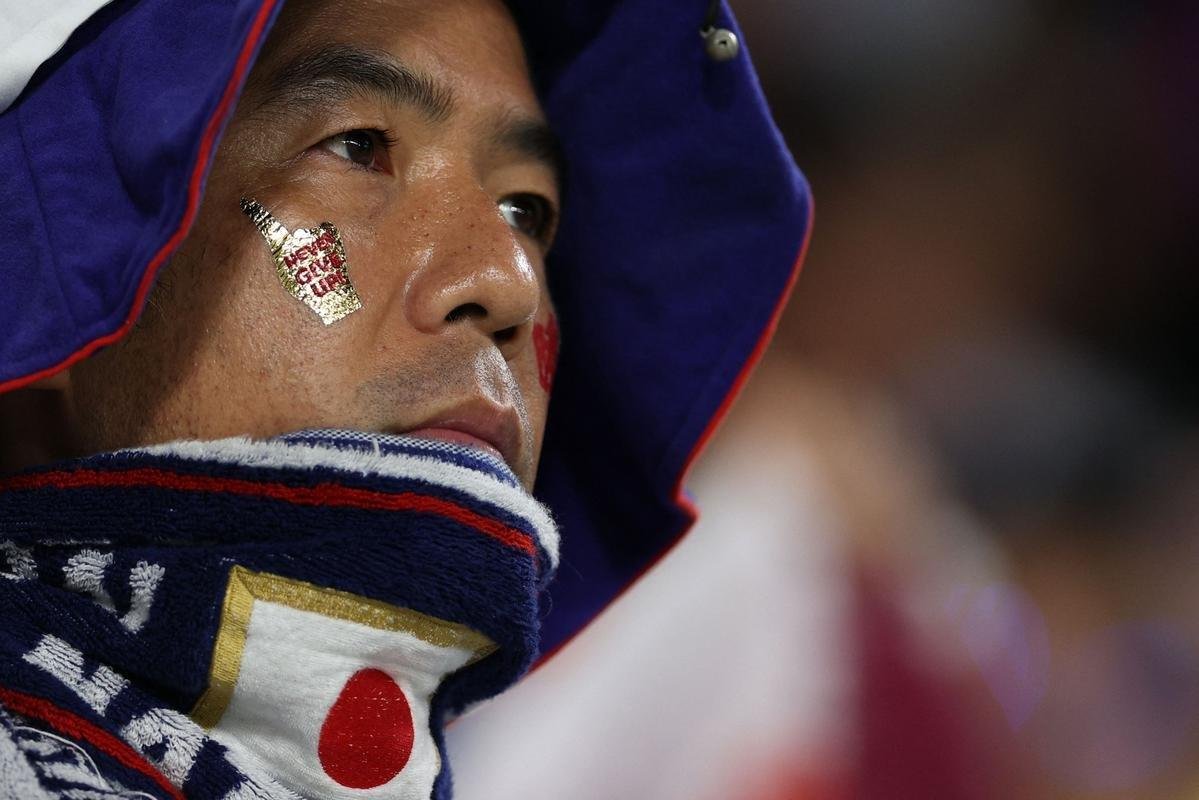 Japoneses e espanhis na partida pelo Grupo E da Copa do Mundo, no Estdio Internacional Khalifa, em Doga