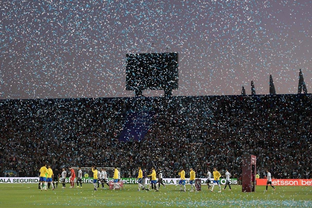 Sem Neymar, Brasil encarou a Argentina em clssico agitado pelas Eliminatrias