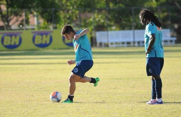 Um dos melhores amigos feitos por Tinga no Cruzeiro  o atacante Willian. Na imagem, os atletas em ao num treino de finalizao no comeo da temporada 2014.