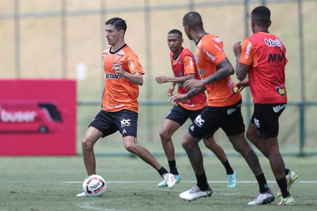 Com seriedade, mas tambm descontrao, o Atltico treinou sob sol forte na manh desta sexta-feira (21), na Cidade do Galo, em Vespasiano. Este foi o quinto dia de pr-temporada para o clube mineiro em 2022, sob o comando do tcnico argentino Antonio 'El Turco' Mohamed. Novas baixas, o volante Allan e o atacante Keno testaram positivo para COVID-19 e no participaram das atividades (ambos cumprem perodo de sete dias de isolamento social).