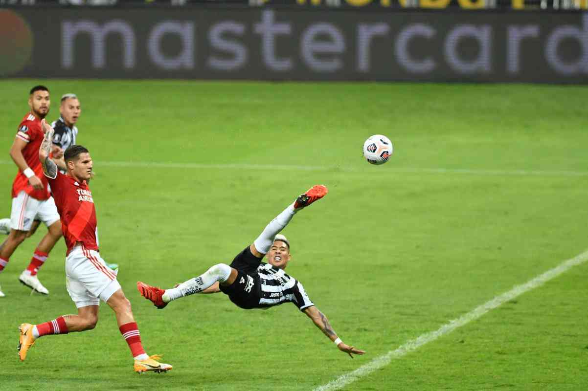 Fotos do gol de placa de Zaracho sobre o River Plate no Mineiro