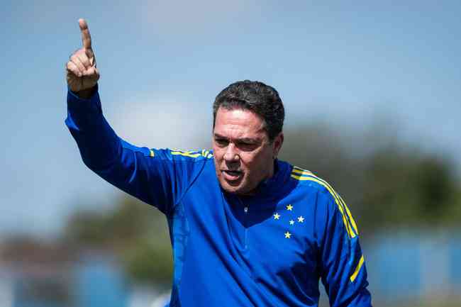 Tcnico Vanderlei Luxemburgo comandou primeiro treino no Cruzeiro nesta quinta-feira (5)