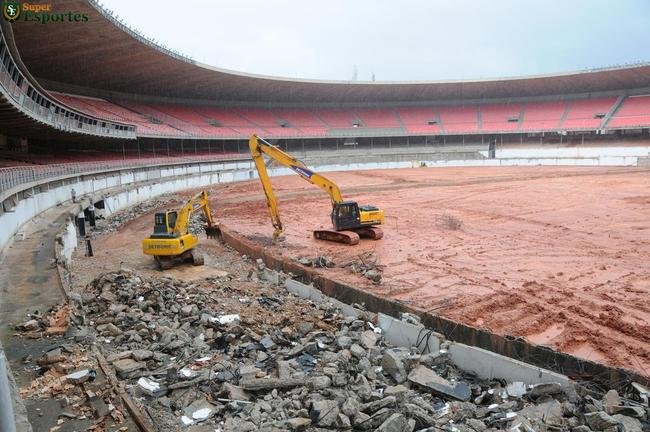 10/11/2010 - Demolio da geral e rebaixamento do gramado em andamento