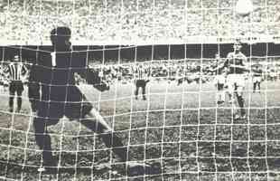 27/10/1968 - Lance do jogo entre Atlético e Cruzeiro, realizado no Mineirão, em Belo Horizonte. No detalhe, Piazza cobra o pênalti do terceiro gol do Cruzeiro e fecha o placar em 3 a 3.