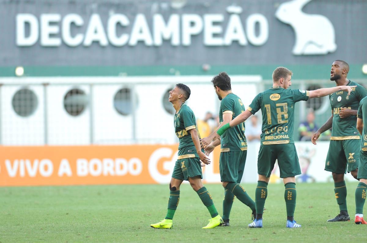 Matheusinho fechou a vitria do Amrica sobre o Santos, no Independncia, por 2 a 1