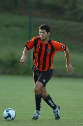 Pedro Benítez - No dia 26 de agosto de 2009, o paraguaio Pedro Benítez foi anunciado como novo reforço do Atlético, através do site oficial do clube. O jogador não se firmou no Galo, fazendo apenas 14 partidas pelo clube. Próximo do fim do seu contrato, a diretoria do Atlético decidiu liberar o jogador. Ele foi campeão mineiro em 2010.