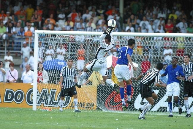 Em 2006, Cruzeiro e Atltico se enfrentaram novamente na semifinal do Campeonato Mineiro. O jogo de ida, com mando de campo do alvinegro, ficou empatado por 2 a 2. Em duas oportunidades, a Raposa esteve  frente no placar, gols de Francismar e Gil. O Galo marcou com Rodrigo Dias e Ramon.