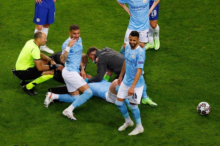 Imagens da grande decisão entre Manchester City e Chelsea no Estádio do Dragão