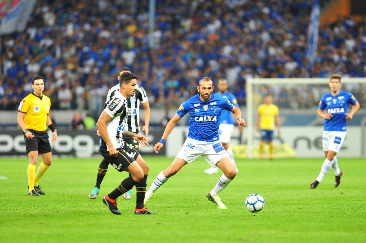 Fotos do primeiro tempo, no Mineiro; Thiago Neves abriu o placar para o Cruzeiro, e Gabriel Barbosa empatou para o Santos