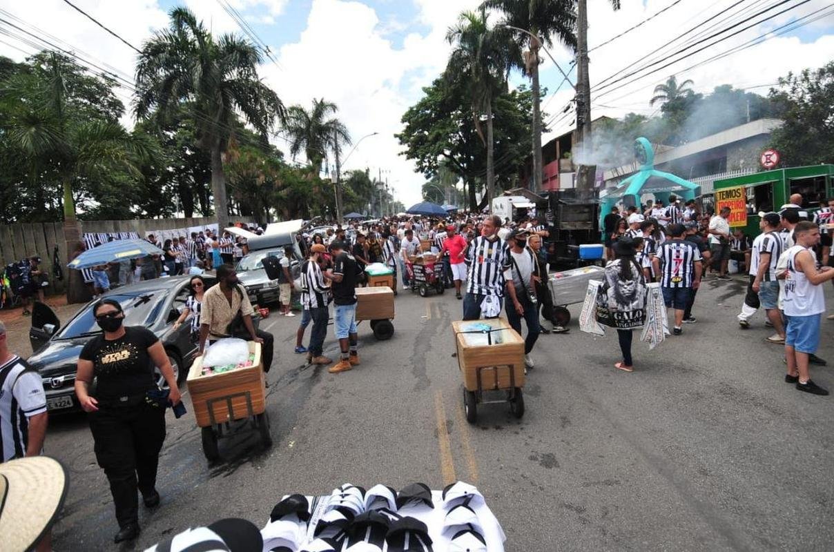 Torcida do Atltico chegou animada ao Mineiro para o jogo da taa, contra o RB Bragantino. Dia de festejar com o time o ttulo do Campeonato Brasileiro de 2021