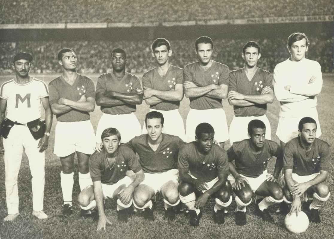 Revelado pelo Renascena, Procpio teve trs passagens pelo Cruzeiro: de 1959 a 1961, de 1966 a 1968 e de 1973 a 1974. Na foto, o time do Cruzeiro que derrotou o Santos de Pel por 6 a 2 na final da Taa Brasil de 1966. Em p: Neco, Pedro paulo, William, Procpio, Piazza e Raul. Agachados: Natal, Tosto, Evaldo, Dirceu Lopes e Hilton Oliveira.