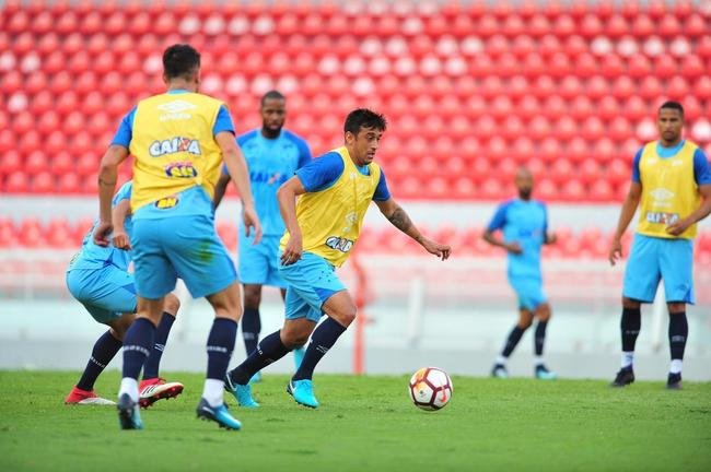 Fotos do treino do Cruzeiro no estdio Libertadores de Amrica, casa do Independiente, em Avellaneda. Time celeste fechou preparao para o jogo contra o Racing, s 21h30 desta tera-feira, no El Cilindro, pela primeira rodada do Grupo 5 da Copa Libertadores (Ramon Lisboa/EM D.A Press)