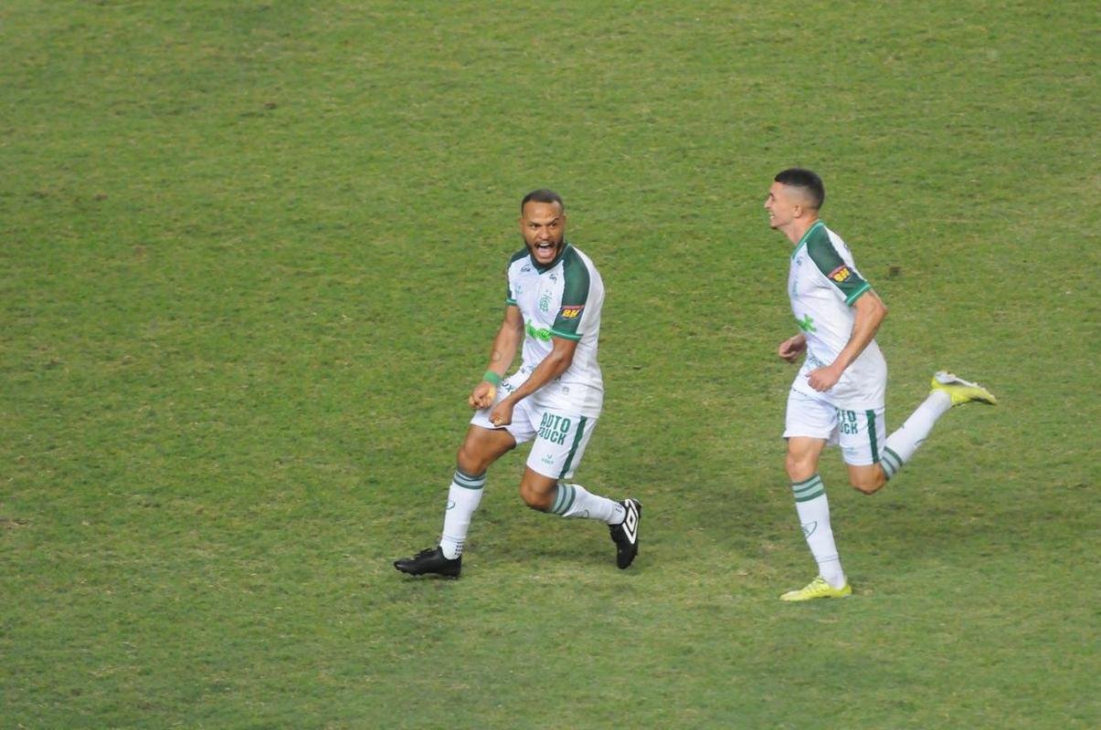 Na etapa final, Amrica desperdiou pnalti cobrado por Felipe Azevedo, mas conseguiu o empate em golao de Patric