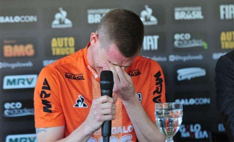 12/07/2019 - Aos 32 anos, o volante Adilson anunciou a aposentadoria precoce do futebol por conta de cardiomiopatia hipertrfica - problema cardaco que poderia gerar arritmia cardaca e, eventualmente, morte sbita. O jogador do Atltico, que estava afastado das atividades com o restante do elenco, fez um pronunciamento emocionado na Cidade do Galo. 'Minha filha vai nascer agora no dia 22. Tenho muitos motivos para seguir e ser feliz', disse. Longe dos jogos oficiais, passou a ser auxiliar de Rodrigo Santana.