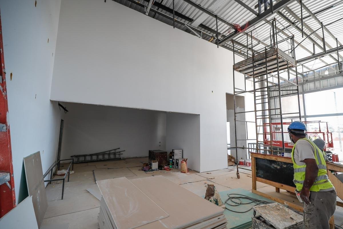 Ideia  mostrar a realidade das obras de construo do estdio do Galo
