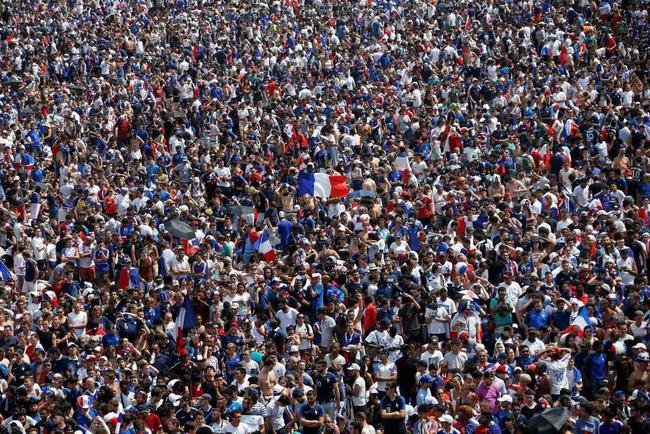 Franceses lotaram ruas de Paris e regi�o da Torre Eiffel durante a decis�o da Copa do Mundo