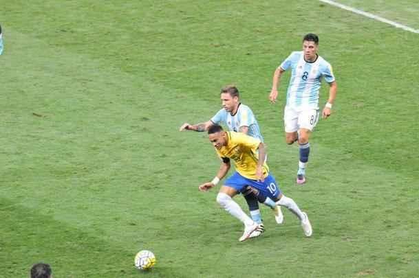 Neymar marca o segundo gol do Brasil, e faz a festa da torcida