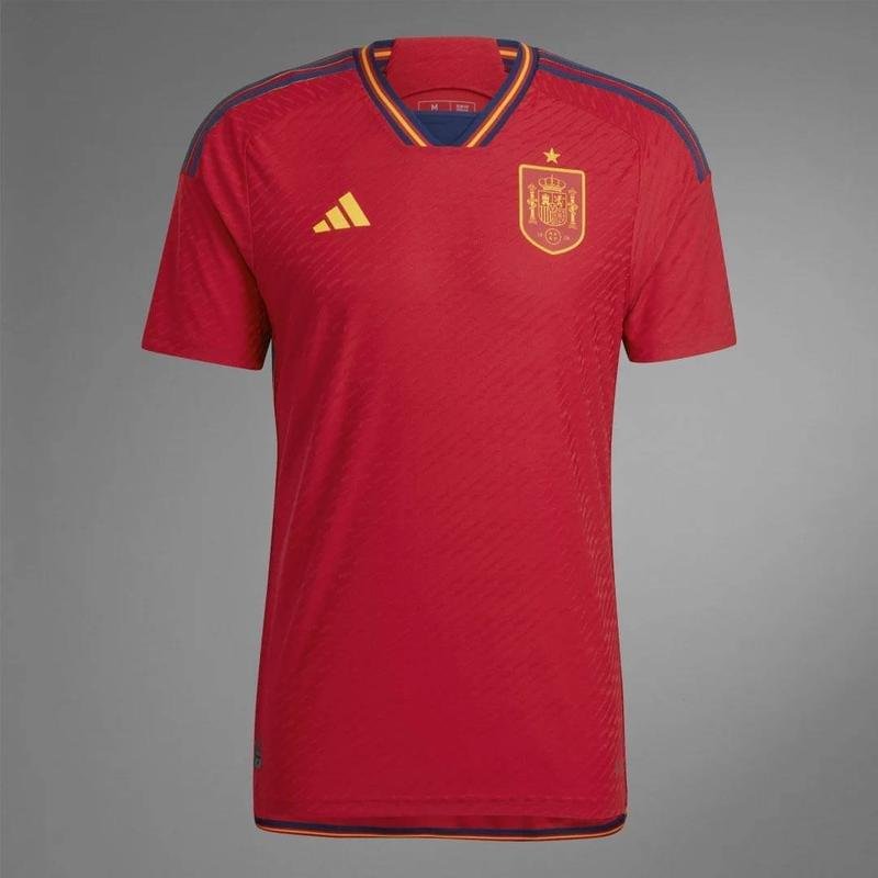 A camisa I da Espanha para a Copa do Mundo  vermelha e foi lanada pela Adidas