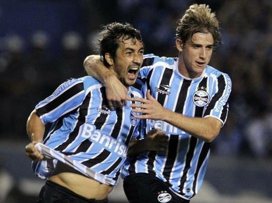 Alm de Victor, quem tambm estava no time do Grmio que passou pela pr-Libertadores de 2011 foi o volante Adilson. O jogador participou apenas do jogo da volta e ficou em campo por 37 minutos.