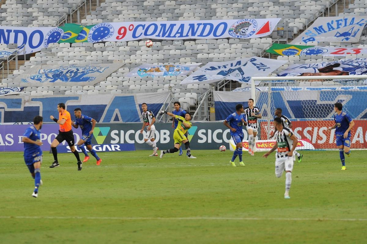 Fotos da vitria do Cruzeiro sobre o Athletic de So Joo del-Rei, por 1 a 0, no Mineiro, pela quarta rodada do Campeonato Mineiro de 2021. Marcelo Moreno, de pnalti, marcou o gol do triunfo celeste no Gigante da Pampulha