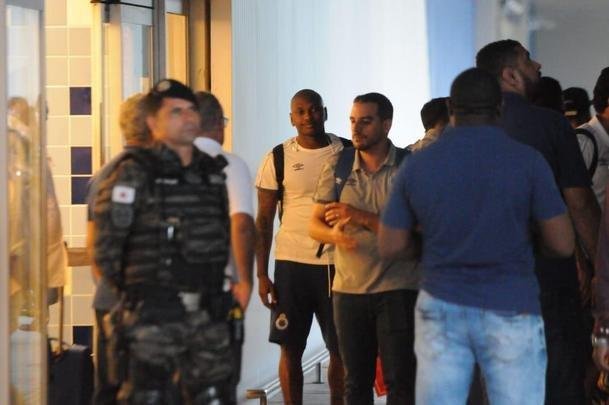 Jogadores do Cruzeiro desembarcaram nesta sexta-feira  tarde no Aeroporto de Confins, na Grande Belo Horizonte, depois da derrota por 2 a 0 para o Grmio, em Porto Alegre. O policiamento foi reforado e houve escolta do nibus at a Toca da Raposa II. No houve presena de torcidas organizadas. Motoristas de aplicativo, presentes no local, foram os nicos a presenciar a chegada. Os cruzeirenses xingaram, enquanto os atleticanos gritaram 'o o o, segunda diviso'.