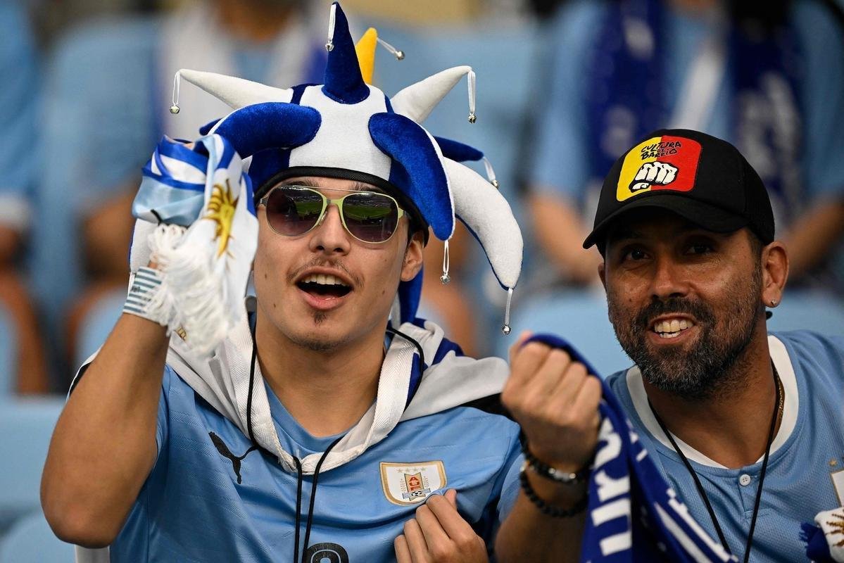 Ganeses e uruguaios acompanham partida pelo Grupo H da Copa do Mundo 