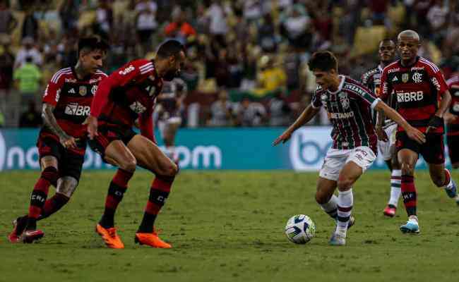 Lance do clssico disputado no Maracan: Fluminense e Flamengo no saram do 0 a 0