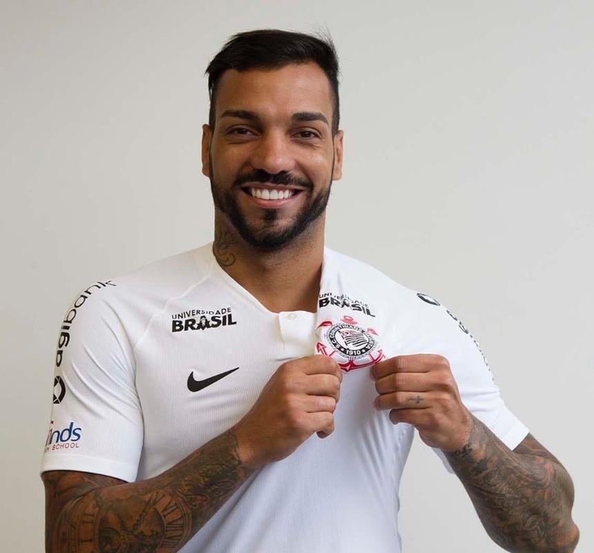 O lateral-direito Michel Macedo foi contratado pelo Corinthians em outubro. Foi o primeiro reforo para 2019.