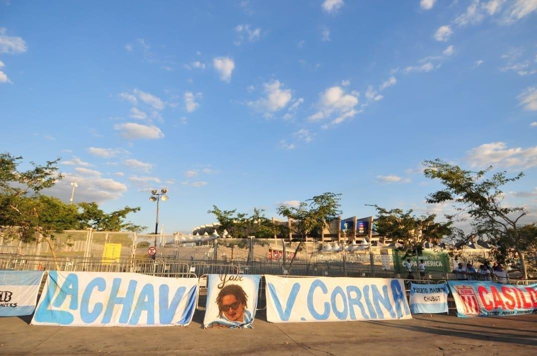 Torcedores de Argentina e Paraguai na chegada ao Minero para duelo pela Copa Amrica