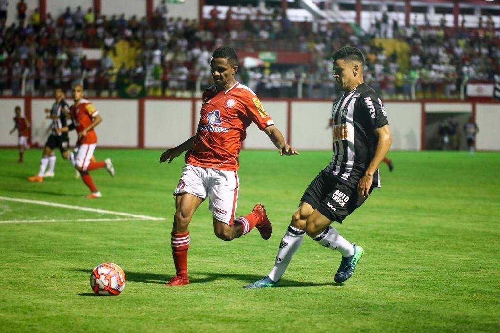 Veja imagens do jogo entre Tombense e Atltico