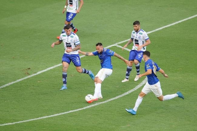 Cruzeiro goleou URT por 3 a 0 no Independncia com gols de Thiago, Machado e Edu em sua estreia no Mineiro. Ronaldo, dono da SAF, assistiu  partida no Horto. Duelo marcou estreia do tcnico uruguaio Paulo Pezzolano