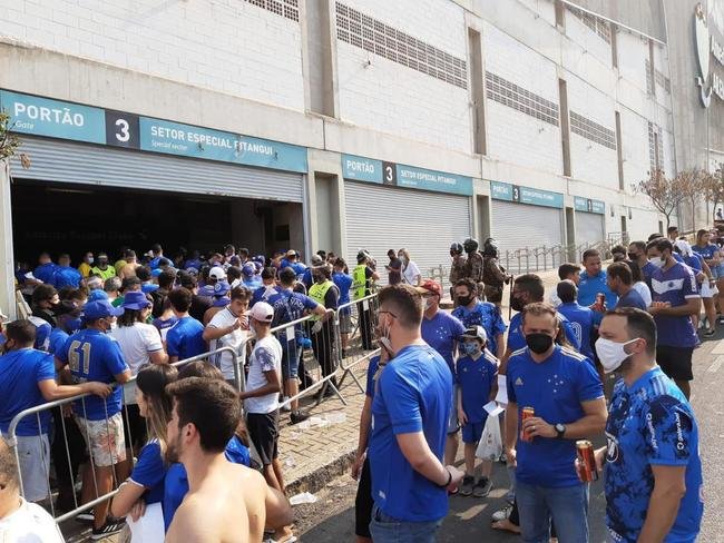 Torcida do Cruzeiro chega ao Independncia para o primeiro jogo com pblico no estdio durante a pandemia