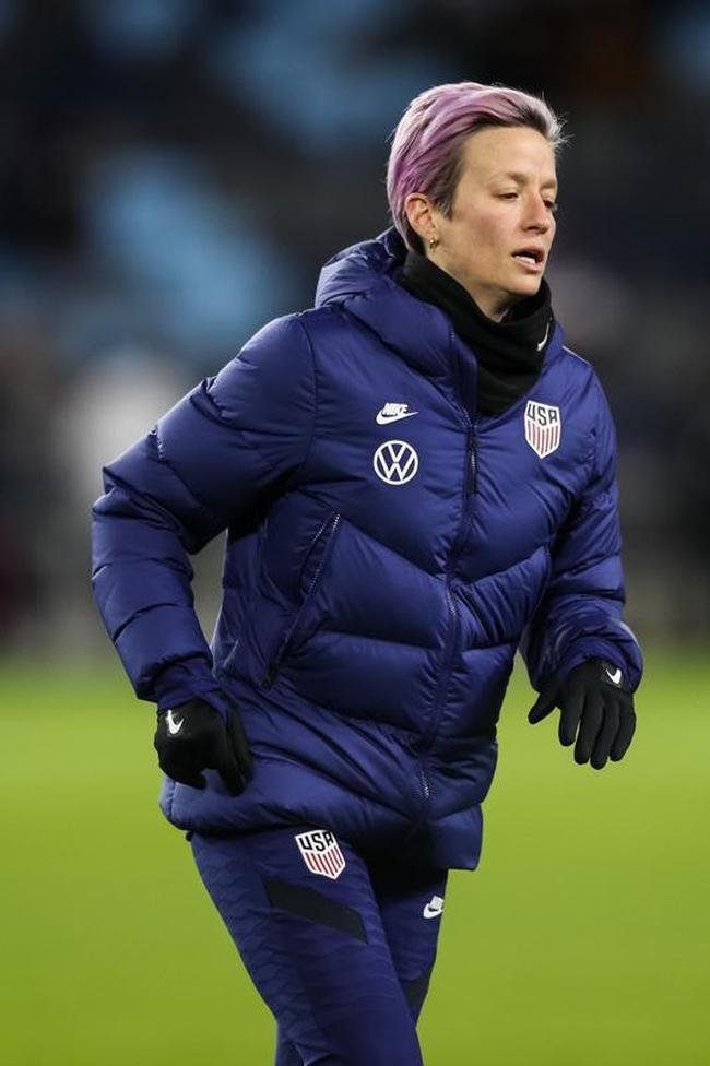 Megan Rapinoe - Craque da Seleo dos EUA, a meia-atacante j foi eleita a melhor do mundo  bicampe mundial e ganhou a medalha de ouro nos Jogos Olmpicos de Londres, em 2012. Atualmente, defende o OL Reign e  casada com a ex-jogadora de basquete Sue Bird, que tambm integra esta lista.