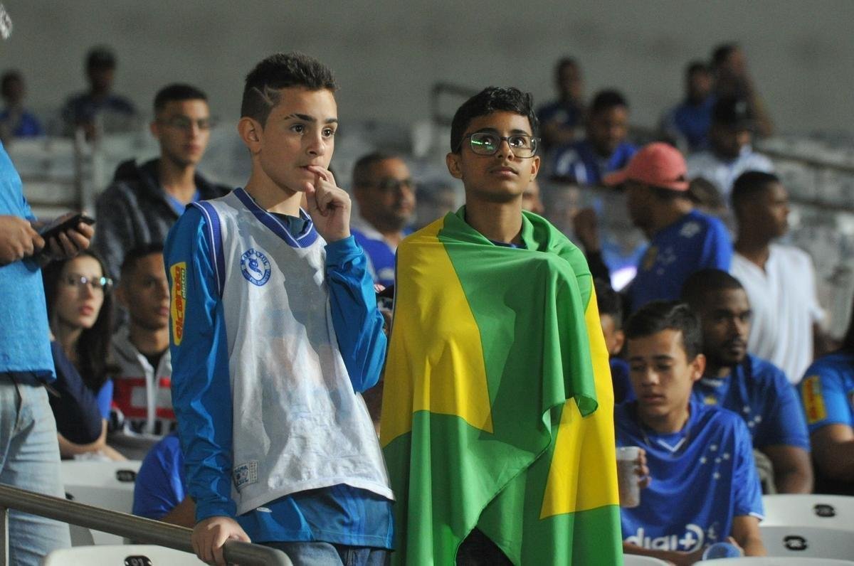 Imagens das torcidas de Cruzeiro e Corinthians no Mineiro