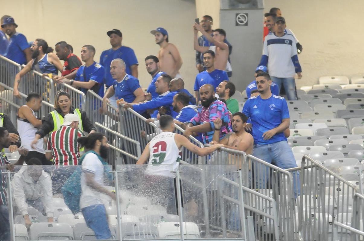 Briga entre torcedores do Cruzeiro e do Fluminense, no Mineiro, antes de jogo pelas oitavas de final da Copa do Brasil. Atrito foi na divisria, no anel superior do estdio